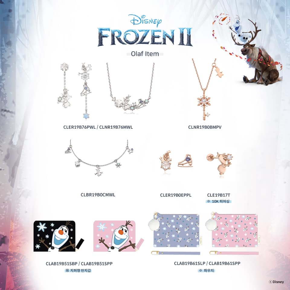 《冰雪奇緣2》系列飾品，展示項鍊、耳環和雪寶飾品，背景是冰雪主題的場景。