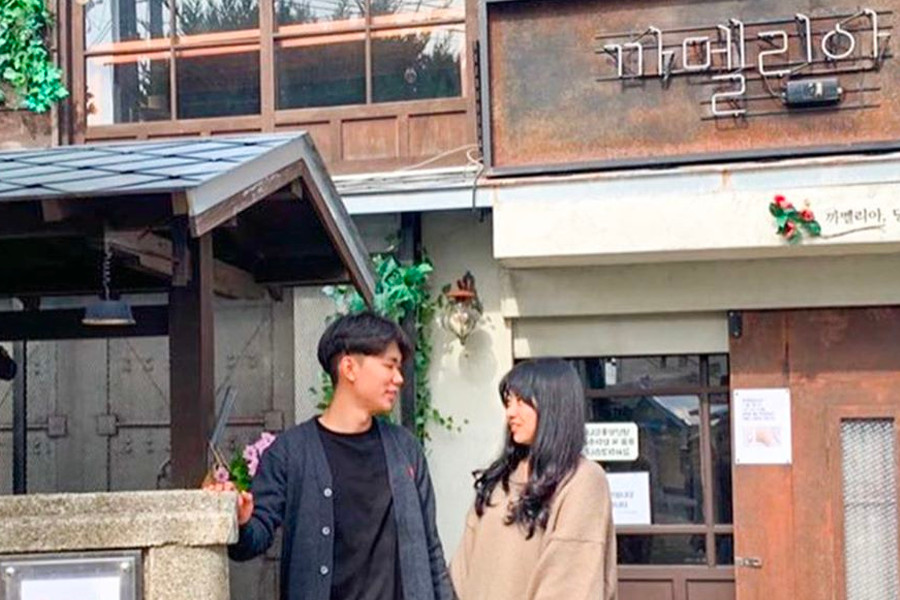 《山茶花開時》主要角色在劇中的酒館前合影，木屋的設計及周邊環境展現了浦項的獨特特色