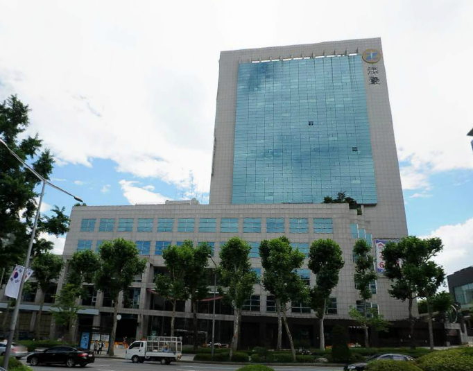Indoor Extreme Sport: Vaunce Trampoline Park, Jump and Kick Stress on Trampolines!