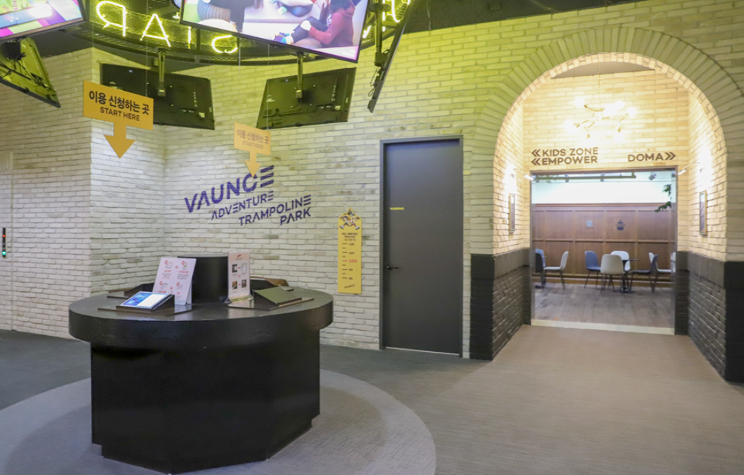 Indoor Extreme Sport: Vaunce Trampoline Park, Jump and Kick Stress on Trampolines!