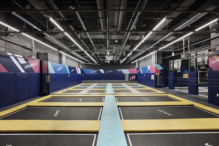 Indoor Extreme Sport: Vaunce Trampoline Park, Jump and Kick Stress on Trampolines!