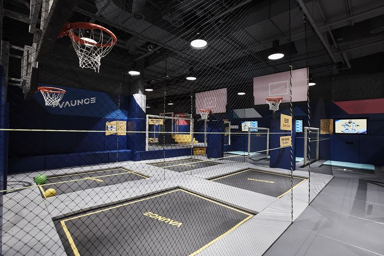 Indoor Extreme Sport: Vaunce Trampoline Park, Jump and Kick Stress on Trampolines!