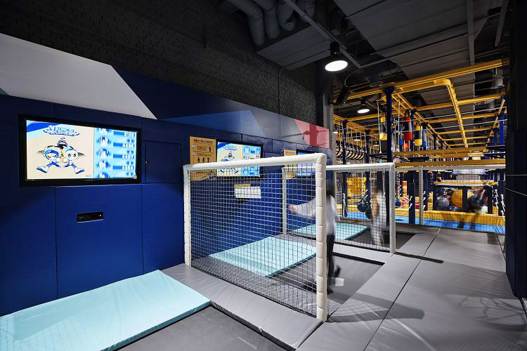 Indoor Extreme Sport: Vaunce Trampoline Park, Jump and Kick Stress on Trampolines!