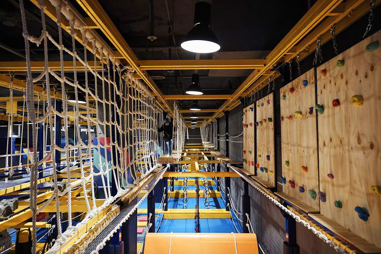 Indoor Extreme Sport: Vaunce Trampoline Park, Jump and Kick Stress on Trampolines!