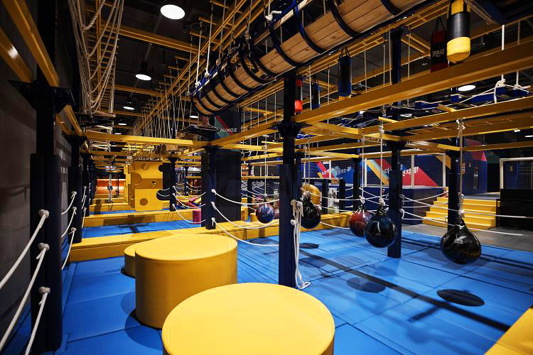 Indoor Extreme Sport: Vaunce Trampoline Park, Jump and Kick Stress on Trampolines!