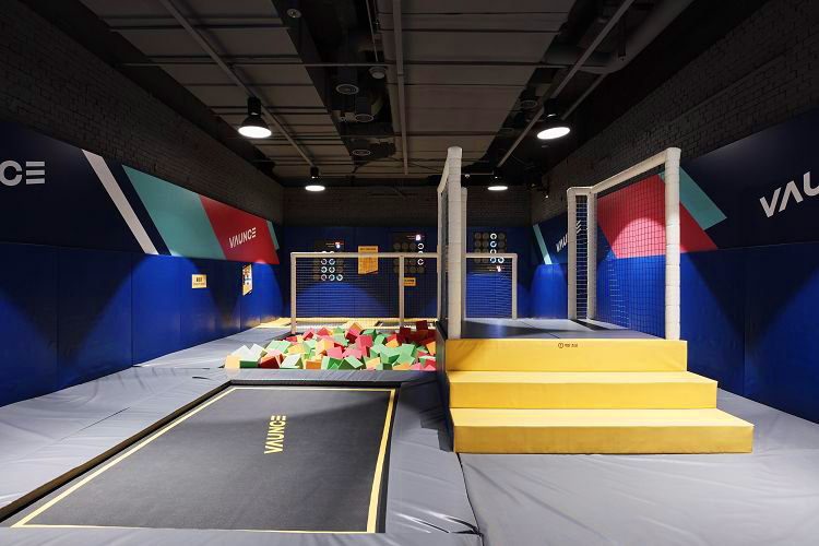 Indoor Extreme Sport: Vaunce Trampoline Park, Jump and Kick Stress on Trampolines!