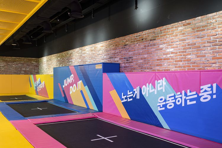 Indoor Extreme Sport: Vaunce Trampoline Park, Jump and Kick Stress on Trampolines!