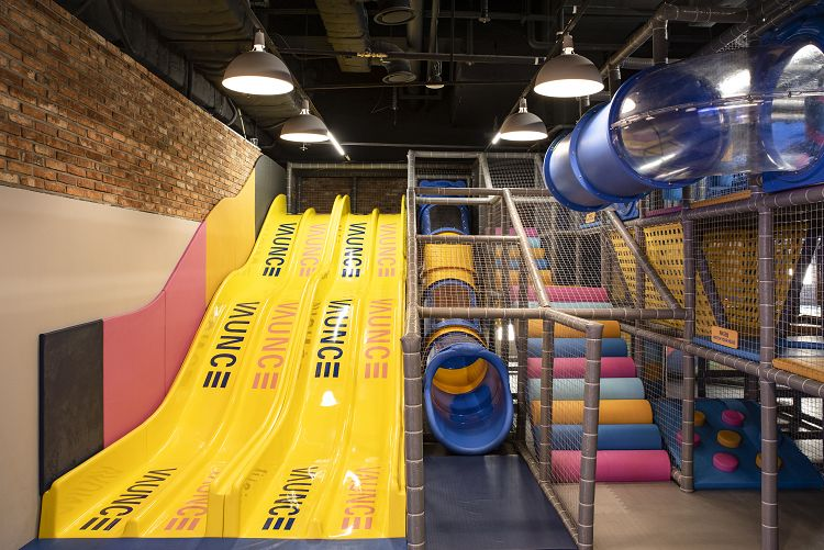 Indoor Extreme Sport: Vaunce Trampoline Park, Jump and Kick Stress on Trampolines!