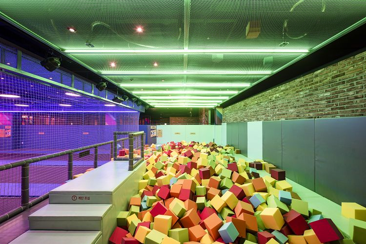 Indoor Extreme Sport: Vaunce Trampoline Park, Jump and Kick Stress on Trampolines!