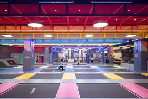 Indoor Extreme Sport: Vaunce Trampoline Park, Jump and Kick Stress on Trampolines!