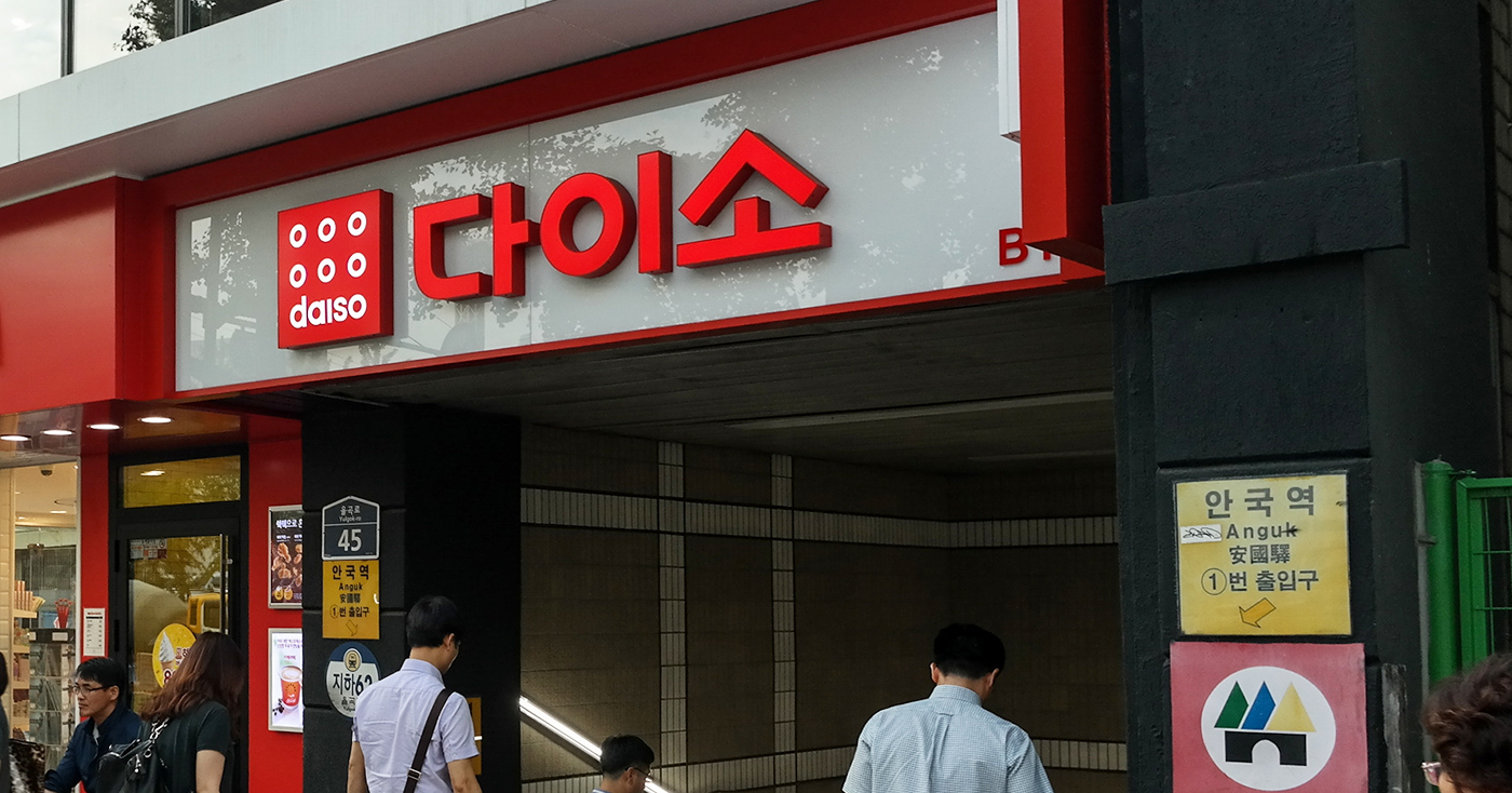 หมู่บ้านจอนจูฮันอกก็มี Kakao Friends! ซึ่งเป็นสาขาใหญ่ที่พึ่งเปิดใหม่ คุณสามารถที่จะซื้อสินค้า "จอนจู ลิมิเตด" ได้ด้วย