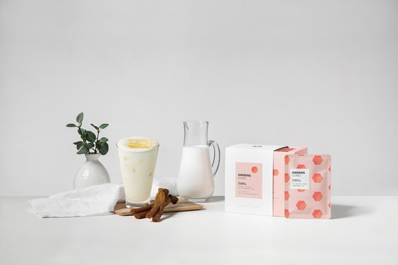 正官庄高丽红参拿铁冲泡包，搭配牛奶和红参，产品展示图。