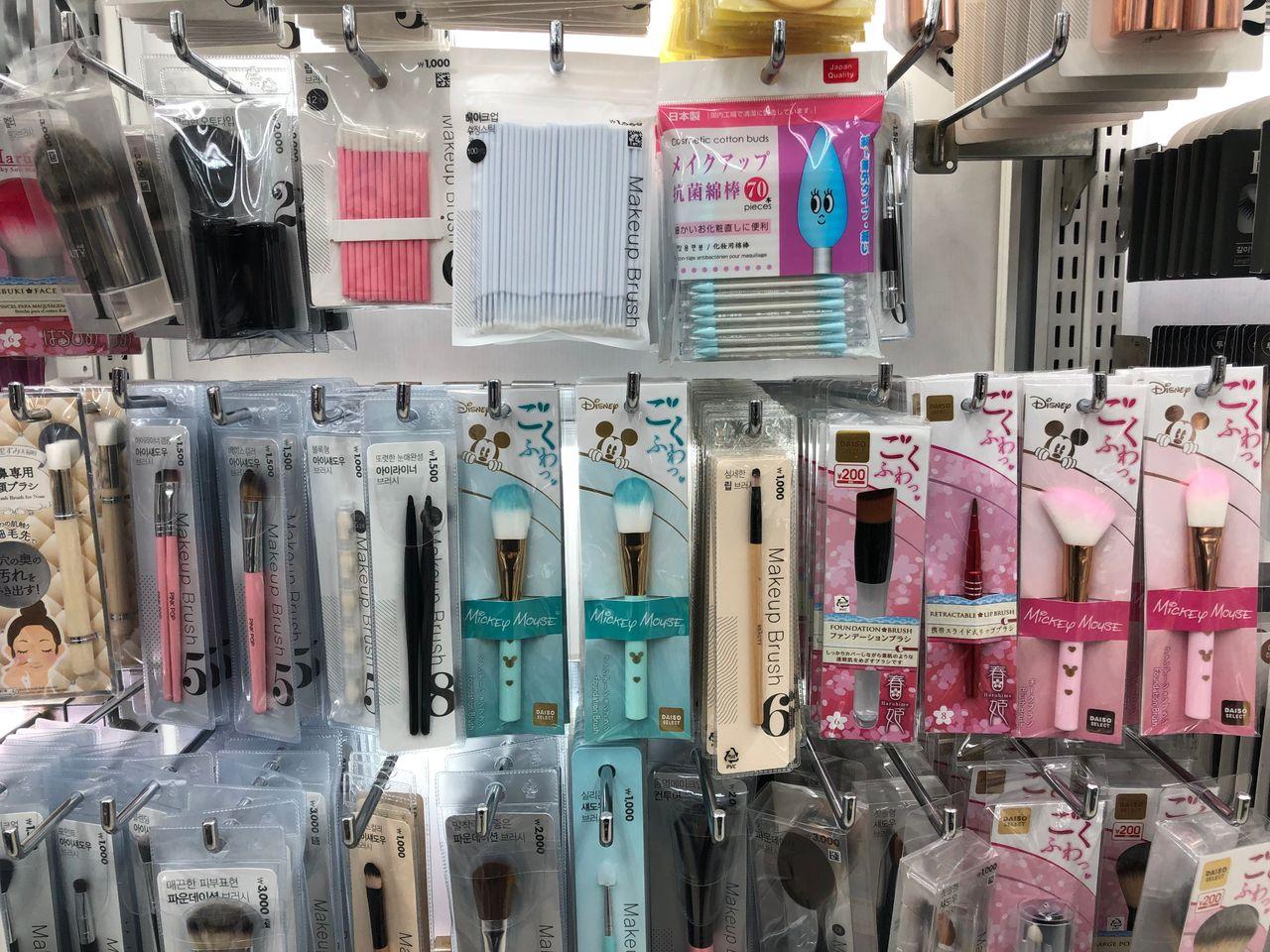 大創店內營業用品展示架，展示各類韓國化妝工具和護理用品。