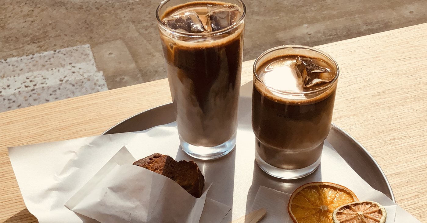 弘大延南洞咖啡厅内的菜单和饮料展示，为顾客提供各种选择。