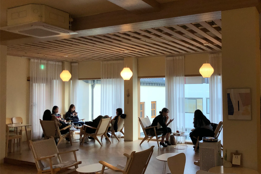 Tag One咖啡厅中多个客人在座位上，非常舒适和温馨的环境