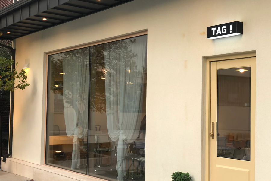 Tag One别馆的外部景色，具有现代简约的咖啡厅设计
