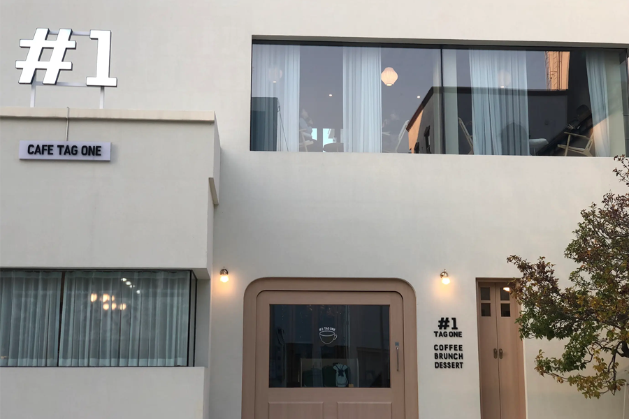 清州Tag One咖啡厅的全景图，展示了咖啡馆的现代建筑和露天座椅