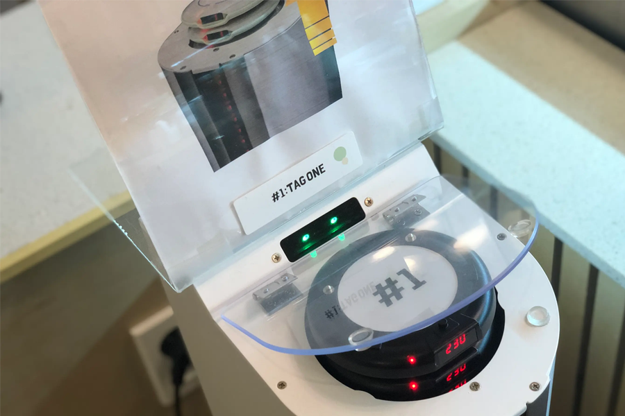 自动取餐机的特写镜头，带有Tag One的标识