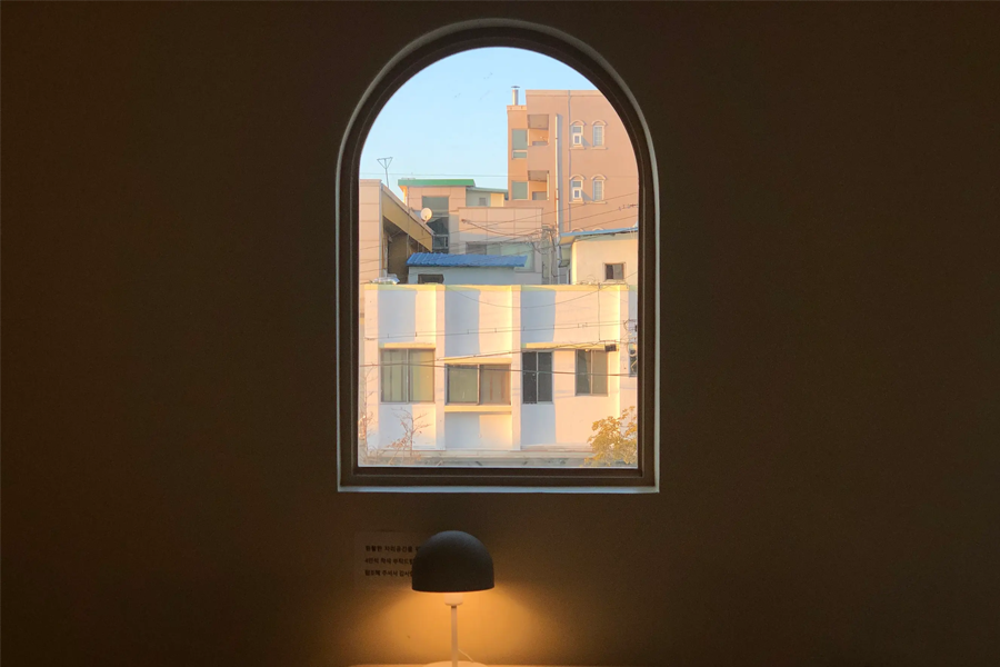 Tag One咖啡厅中从窗口看到的城市景色，温暖的光线照射进来