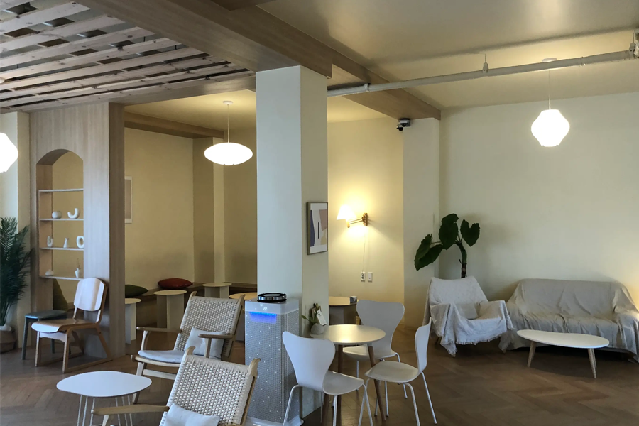 Tag One咖啡厅中现代简约的室内设计，具有温馨的灯光和舒适的座椅