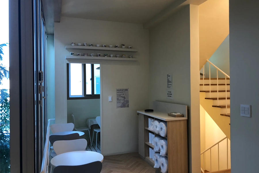 Tag One咖啡厅的一隅，具有现代设计感的桌椅和墙上装饰品