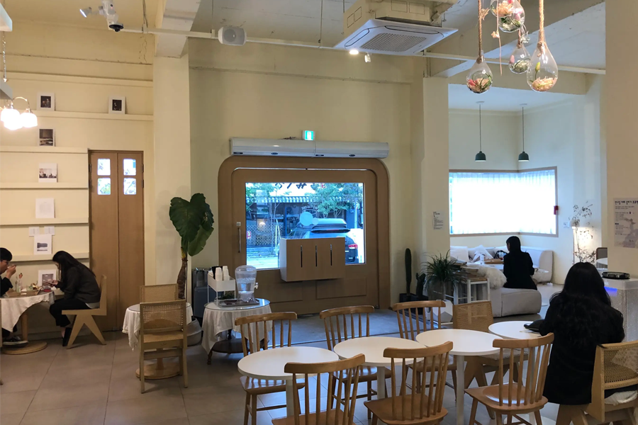 Tag One咖啡厅的室内环境，墙上挂饰灯区和客座区的设计