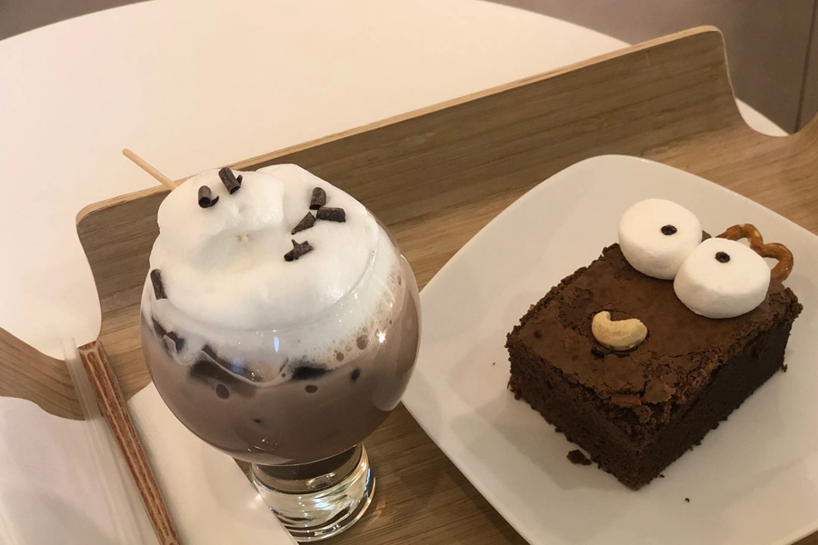 Tag One咖啡厅提供的甜品，巧克力拿铁和布朗尼蛋糕的近照