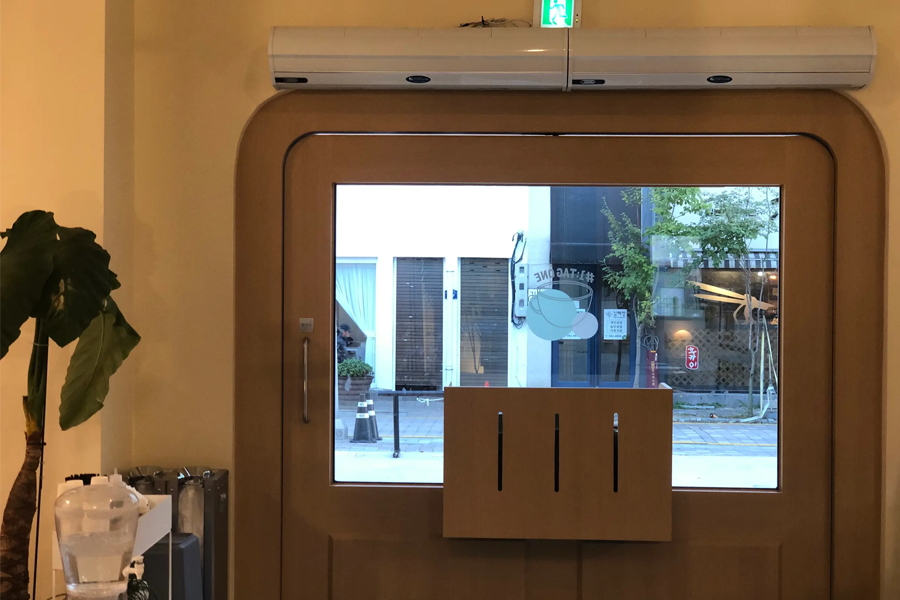 Tag One咖啡厅室内，从门内看向窗外的视角，门上有咖啡杯的标识