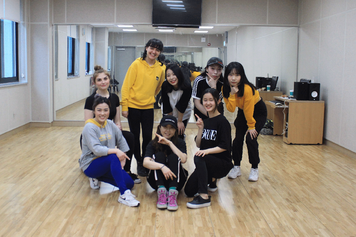 高麗大学の語学堂で充実した時間を過ごす留学生や訪問者向けの案内画像。さまざまな文化イベントやサークル活動を通じて得られるメモリアルな瞬間を示すビジュアル。