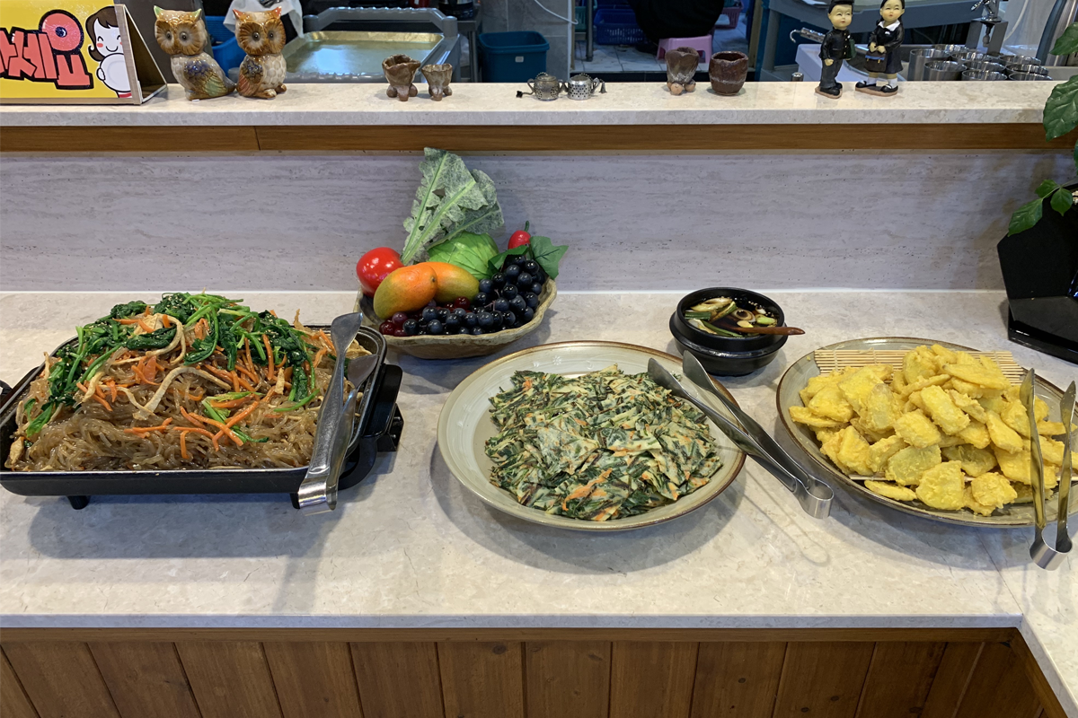 豆田里餐厅的自助餐区之一，展示丰富多样的韩式炒菜和炸制蔬菜。