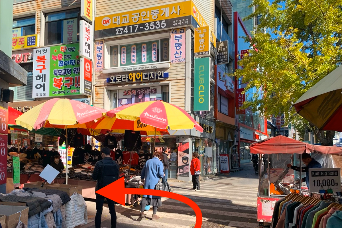 韓國釜山南浦洞街邊攤販和商店，展示繁華的購物街景。