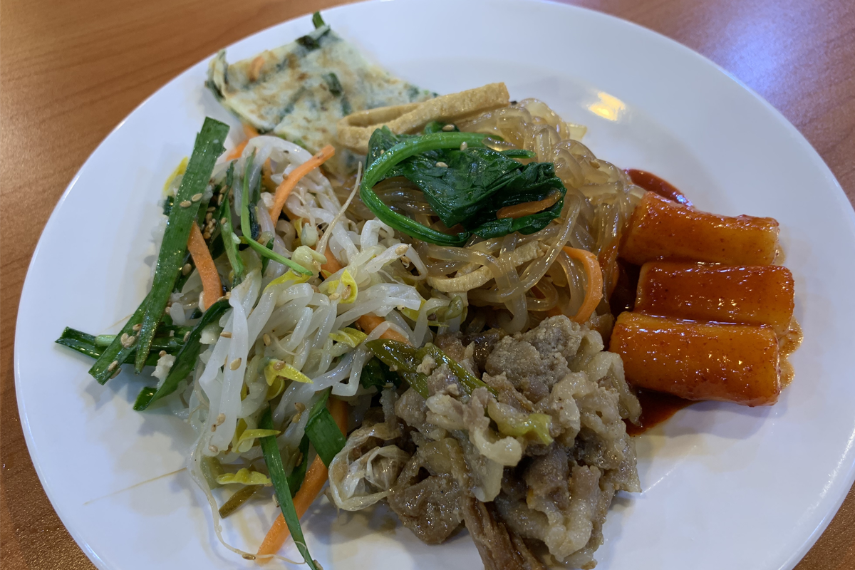 豆田里餐厅的豆腐渣汤，视觉上呈现浓稠质地，配以一碗米饭。