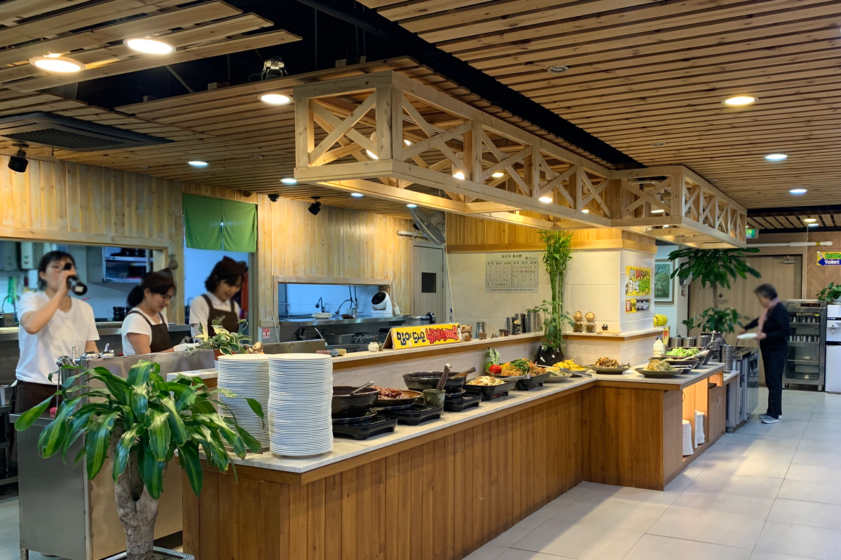 Kongbate韓式半自助餐的自助小菜區域，展示多種韓國傳統小菜。