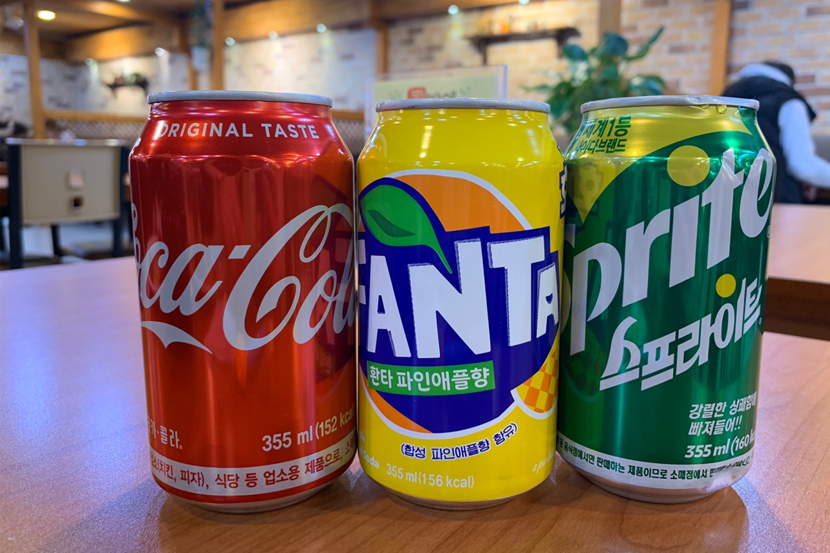 豆田里自助餐中一盘装满多种韩式开胃菜和香辣鱼块的餐盘，丰富多彩。