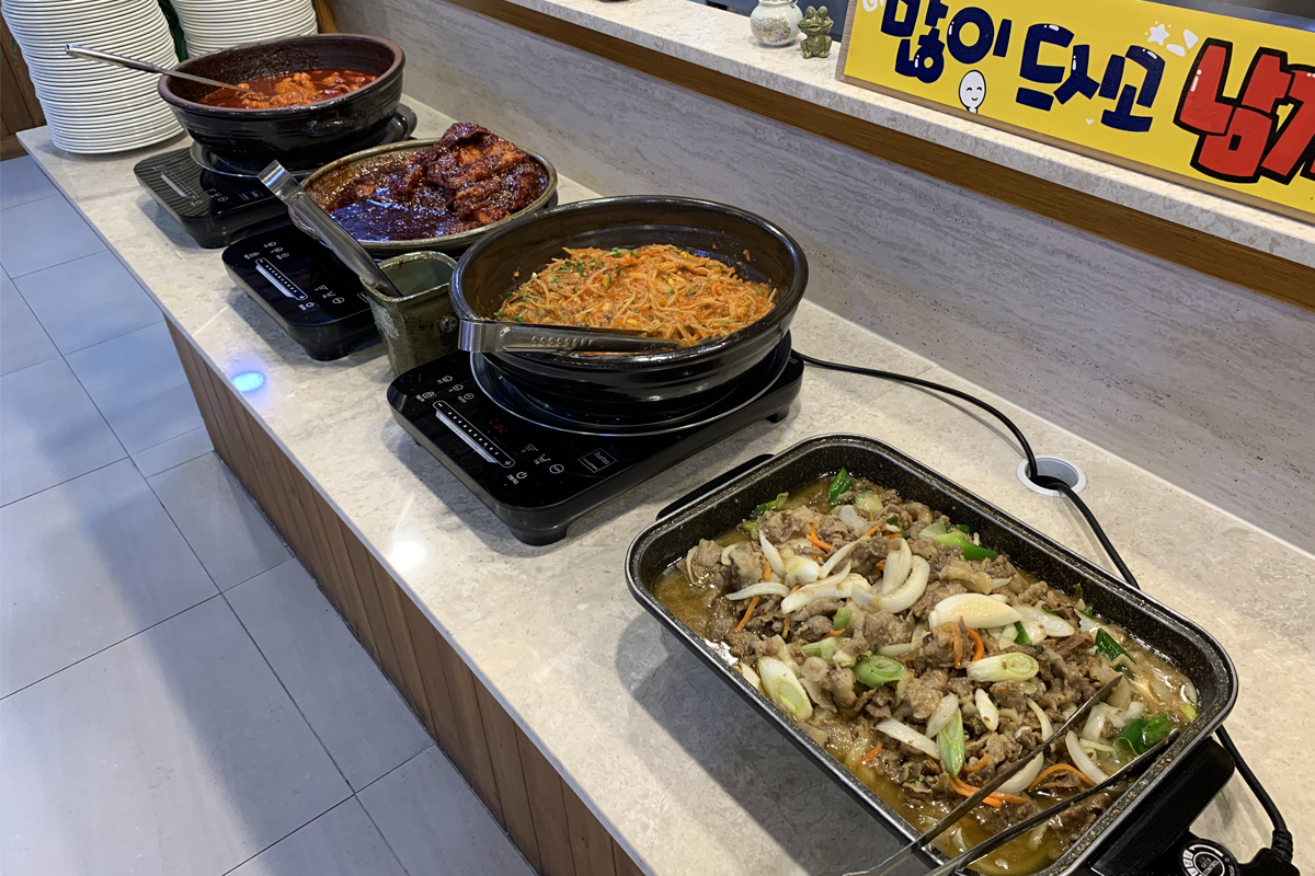 自助餐区的另一边，可以看到不同的炒制肉类，炖鱼和韩式年糕。