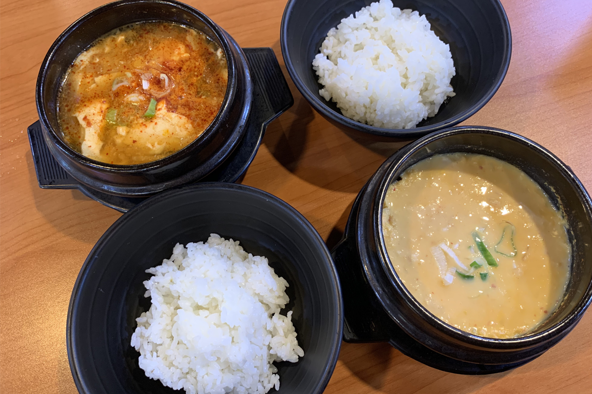 豆田里餐厅的招牌主菜嫩豆腐锅，搭配着一碗白米饭。