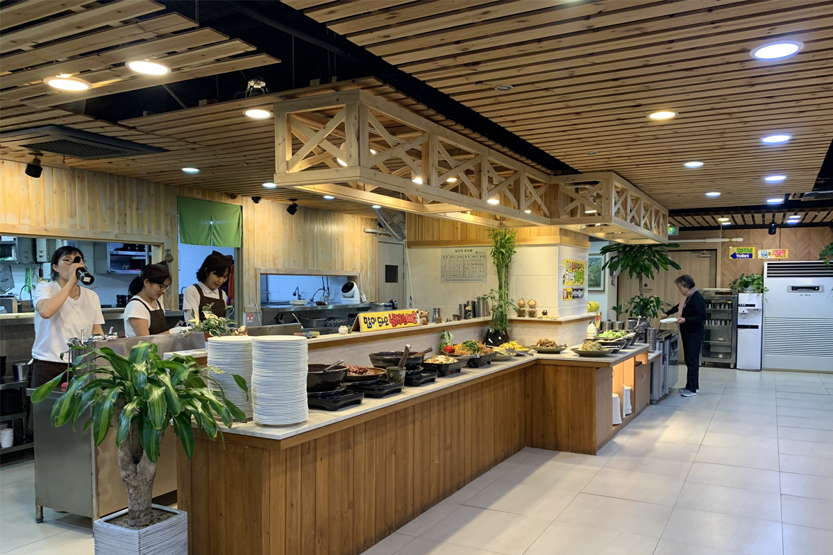 豆田里餐厅的自助餐区，陈列着各式韩式小菜，随意供客人选取。