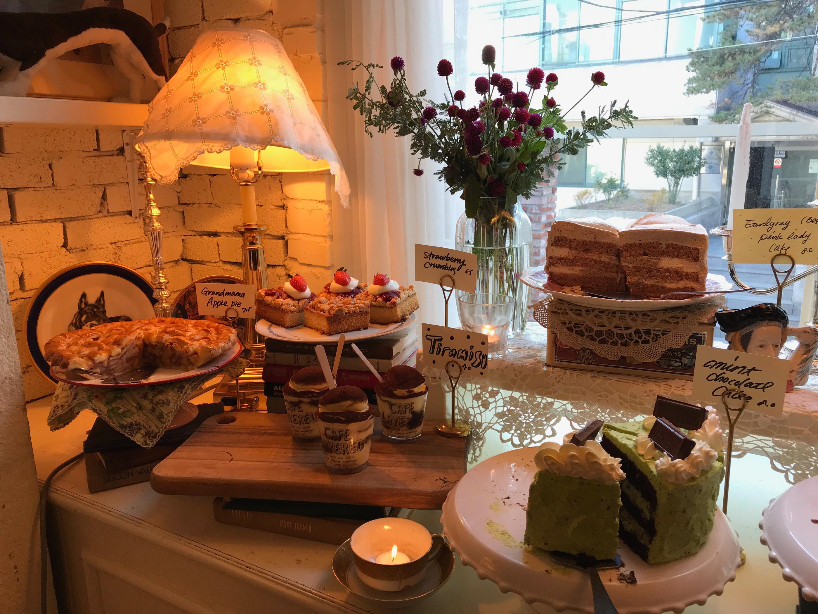 韓国　観光　旅行　韓国旅行　韓国観光　ソウル　ソウル旅行　ホンデ　弘大　ヨンナムドン　延南洞　ヨンナム洞　カフェ　オシャレなカフェ　韓国カフェ　ヨンナムドンカフェ　ホンデカフェ　ケーキ　デザート　スイーツ　甘いもの　美味しい　可愛い　インスタ映え　