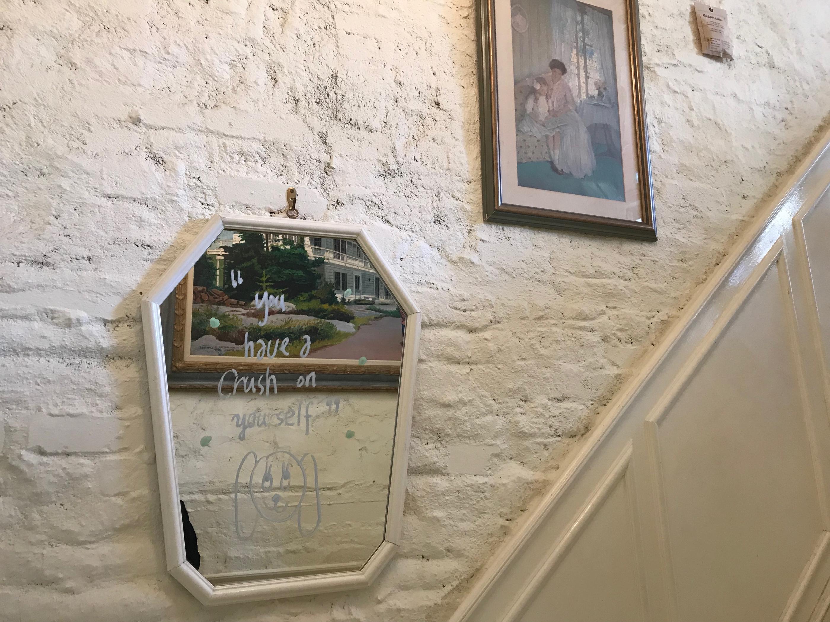 การตกแต่งสไตล์วินเทจใน Cafe Layered ที่ใช้สีขาวและแสงไฟอุ่นๆ สร้างบรรยากาศที่สบายตา