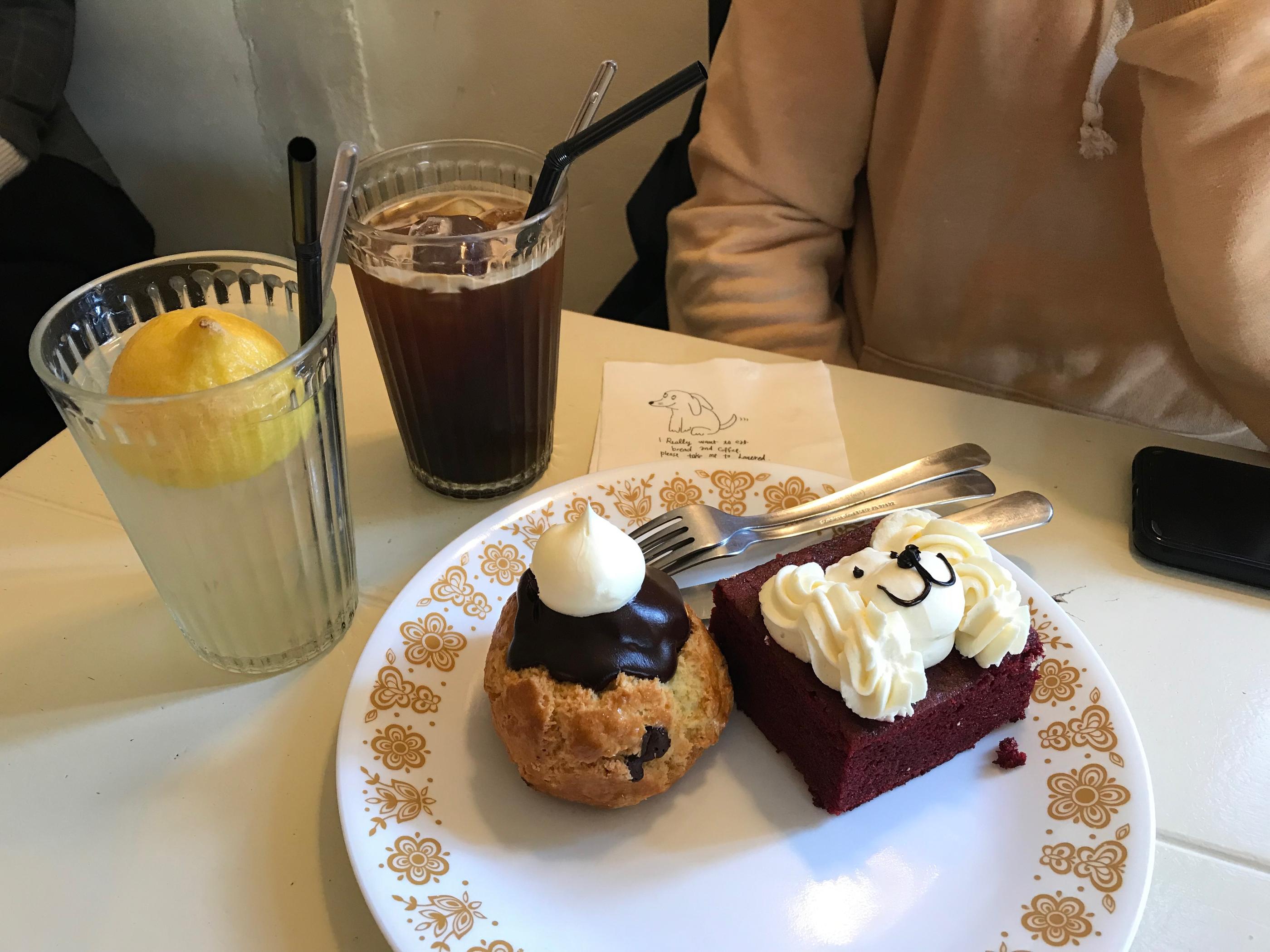 เค้กและเครื่องดื่มที่เสิร์ฟใน Cafe Layered ซึ่งนำเสนอในสไตล์การตกแต่งที่ดูดีและน่ารัก