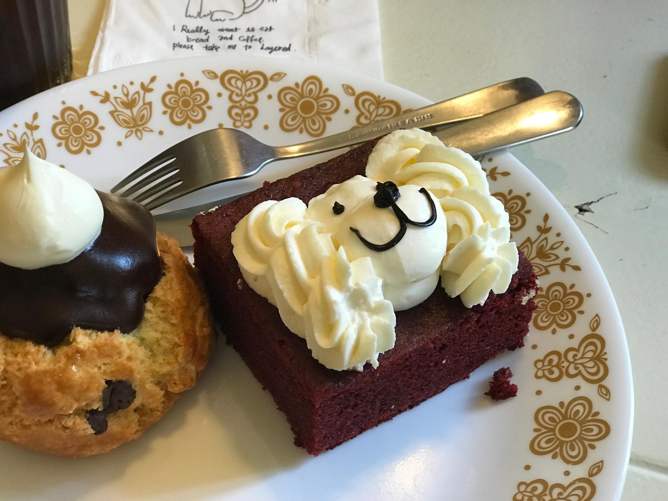 การตกแต่งเค้กใน Cafe Layered ที่น่ารักและสร้างสรรค์ตามสไตล์ร้าน คาเฟ่ในย่านยอนนัมดง