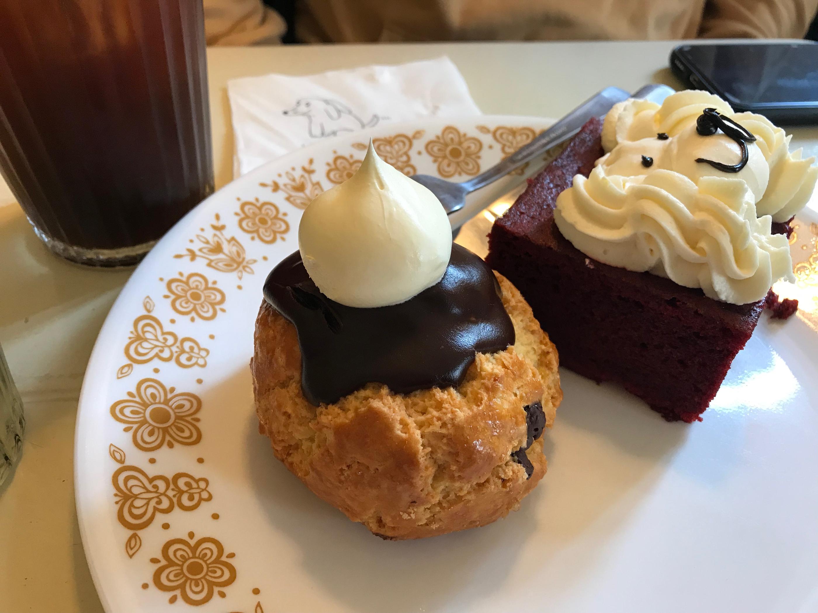 เค้กสไตล์อังกฤษพร้อมการตกแต่งน่ารักใน Cafe Layered ย่านยอนนัมดง