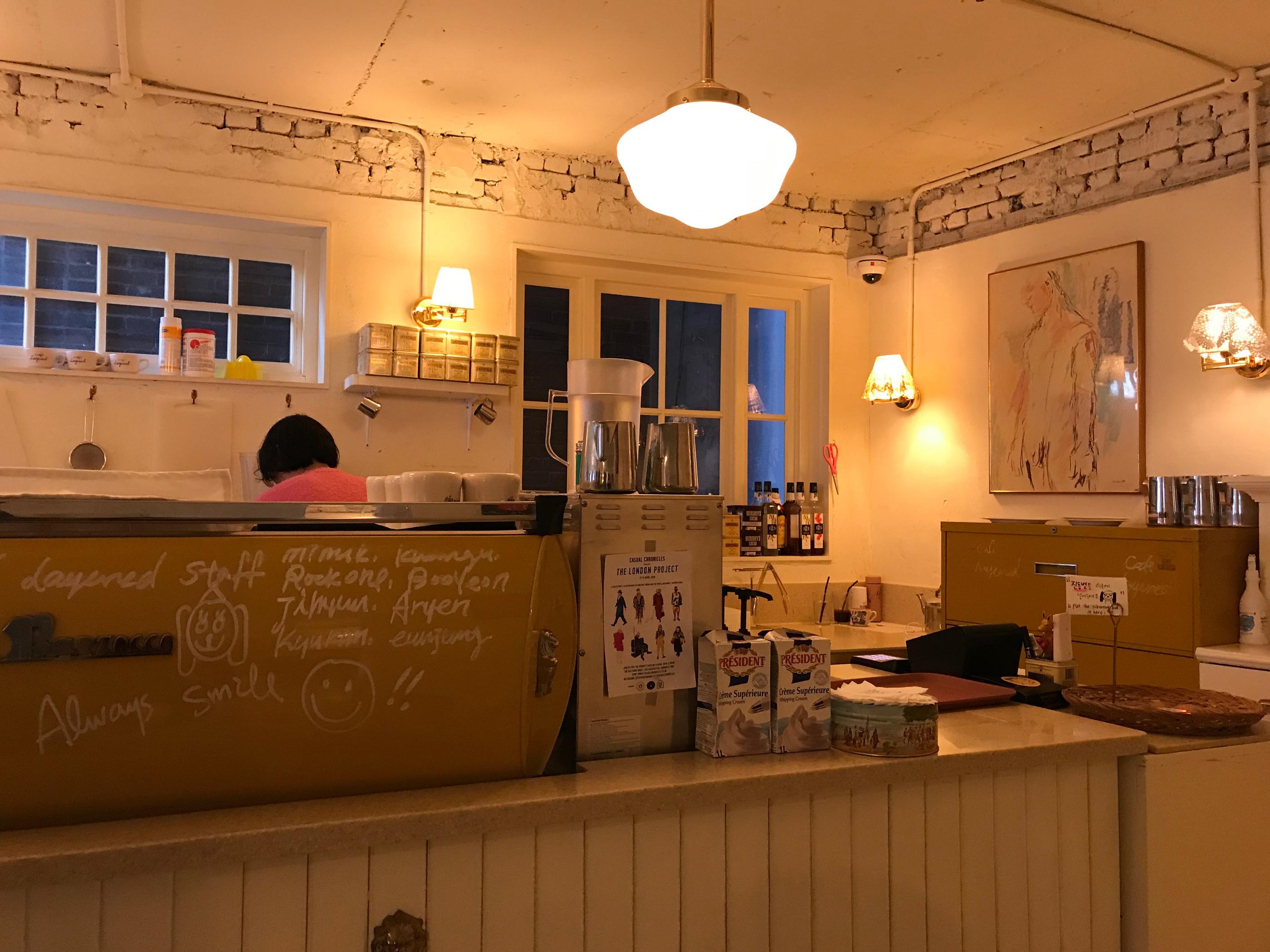 มุมตกแต่งภายในของ Cafe Layered แสดงของสะสมที่ถูกจัดวางอย่างสวยงาม ให้บรรยากาศที่น่ารื่นรมย์