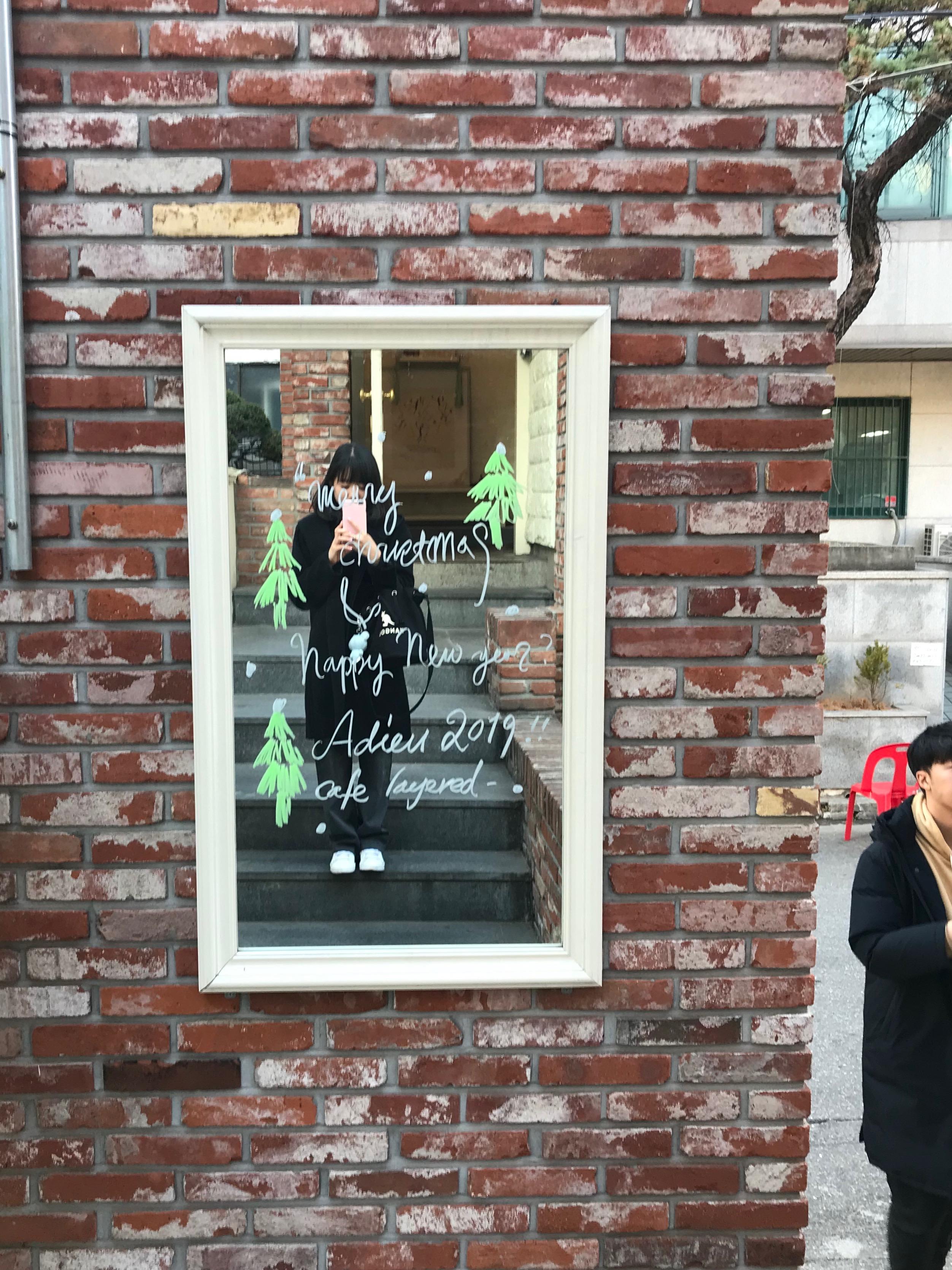 ผ้าที่ใช้ใน Cafe Layered มีลวดลายน่ารักและข้อความสร้างความประทับใจเล็กๆ