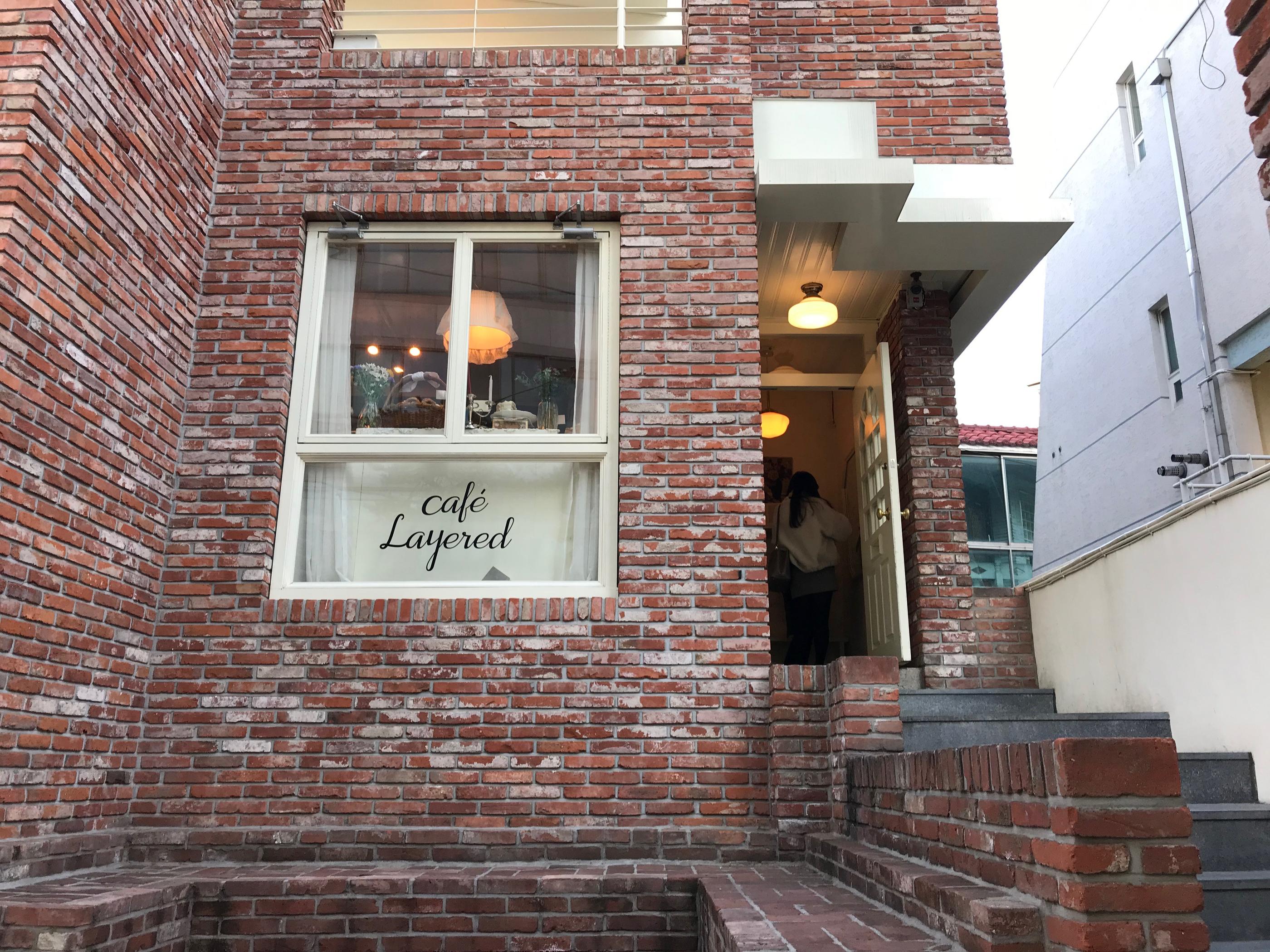 กระจกตกแต่งใน Cafe Layered พร้อมข้อความสร้างแรงบันดาลใจ เป็นมุมถ่ายรูปยอดนิยม