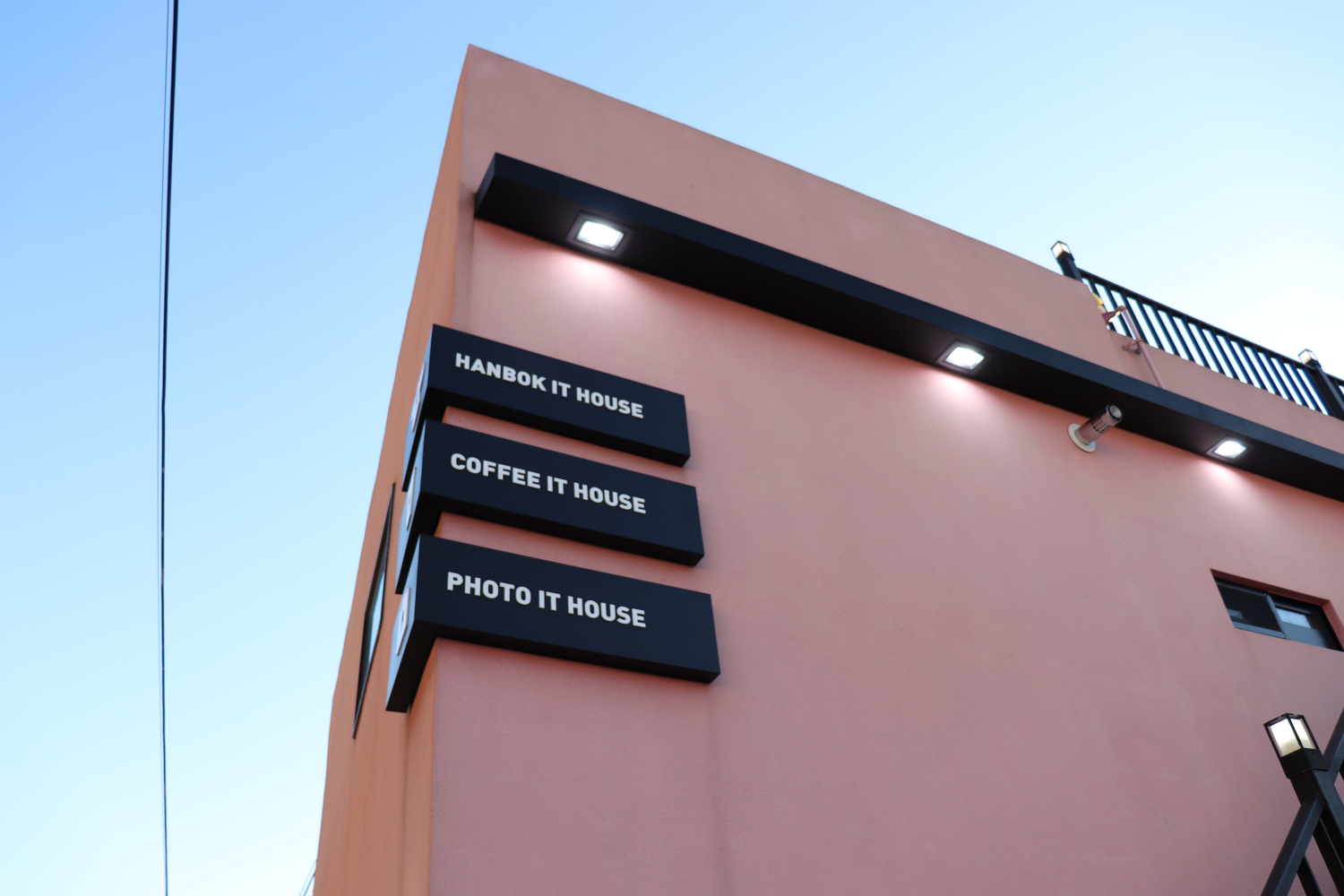 Gamcheondong Cafe | Watch the most beautiful sunset in Busan from 「Coffee It House」!