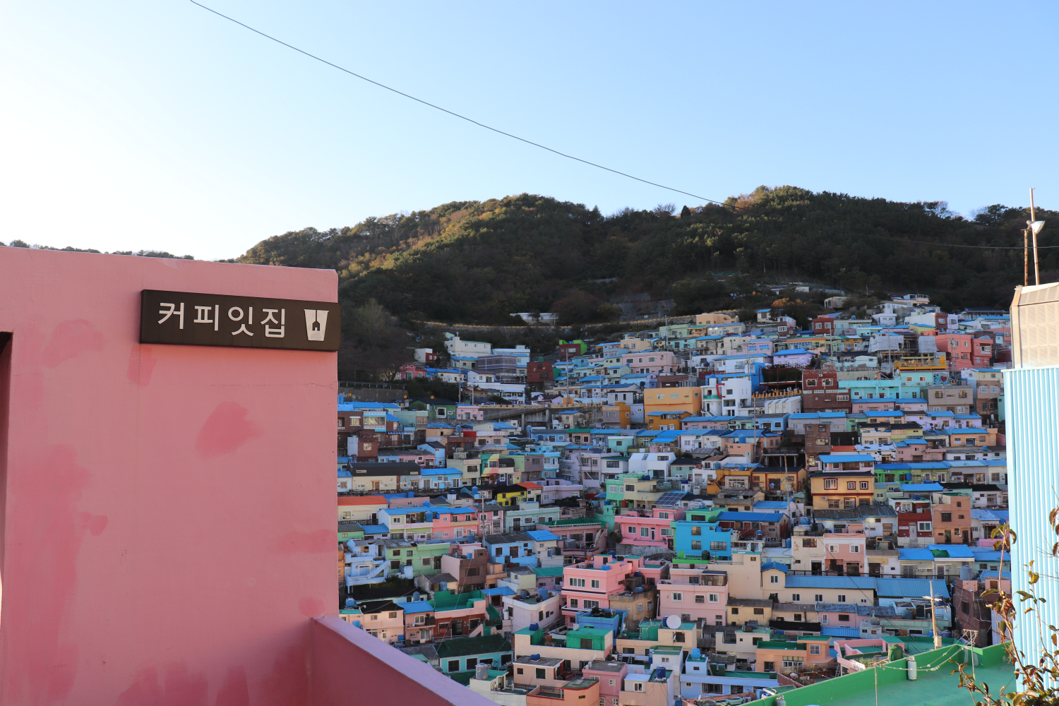 Gamcheondong Cafe | Watch the most beautiful sunset in Busan from 「Coffee It House」!