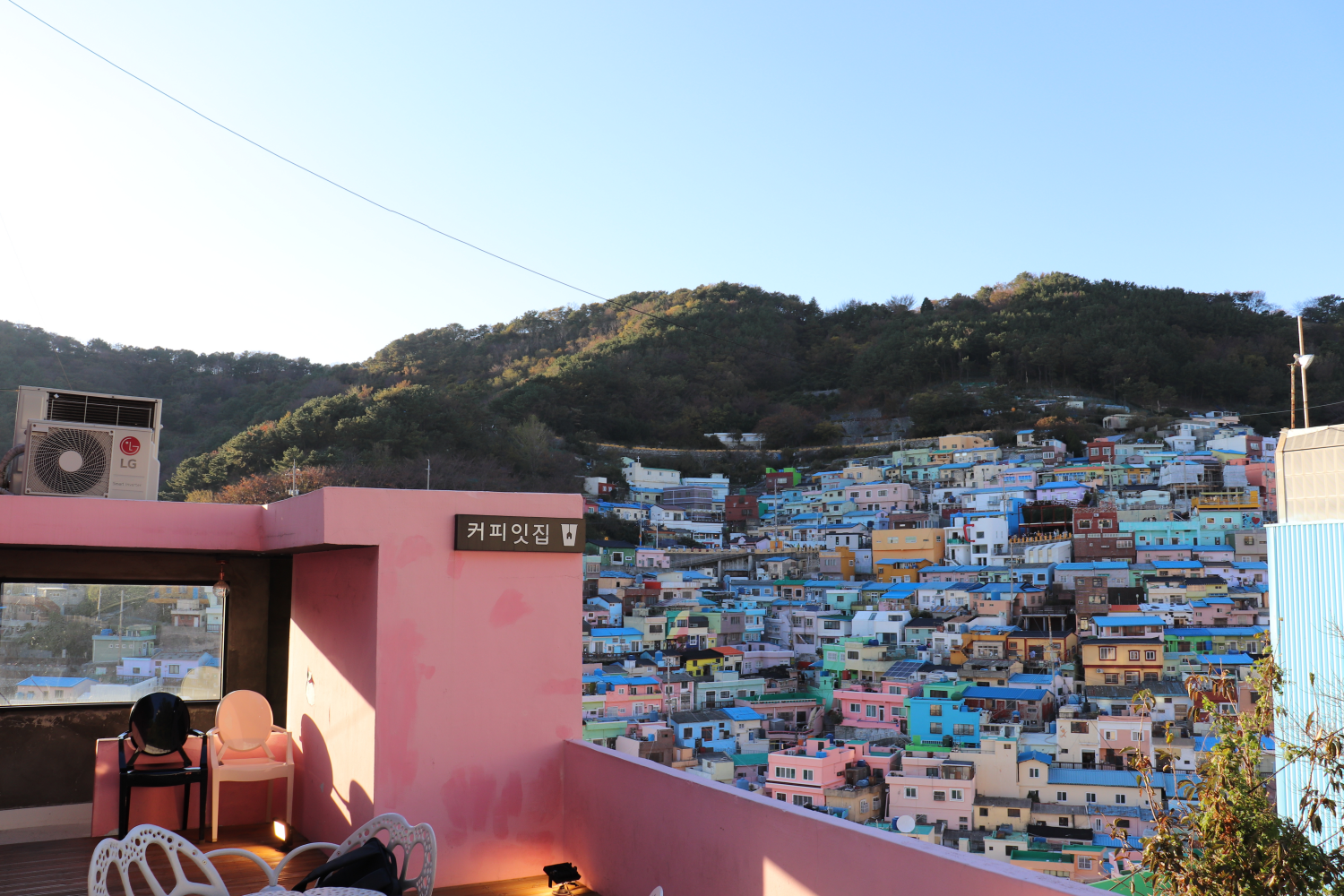 Gamcheondong Cafe | Watch the most beautiful sunset in Busan from 「Coffee It House」!