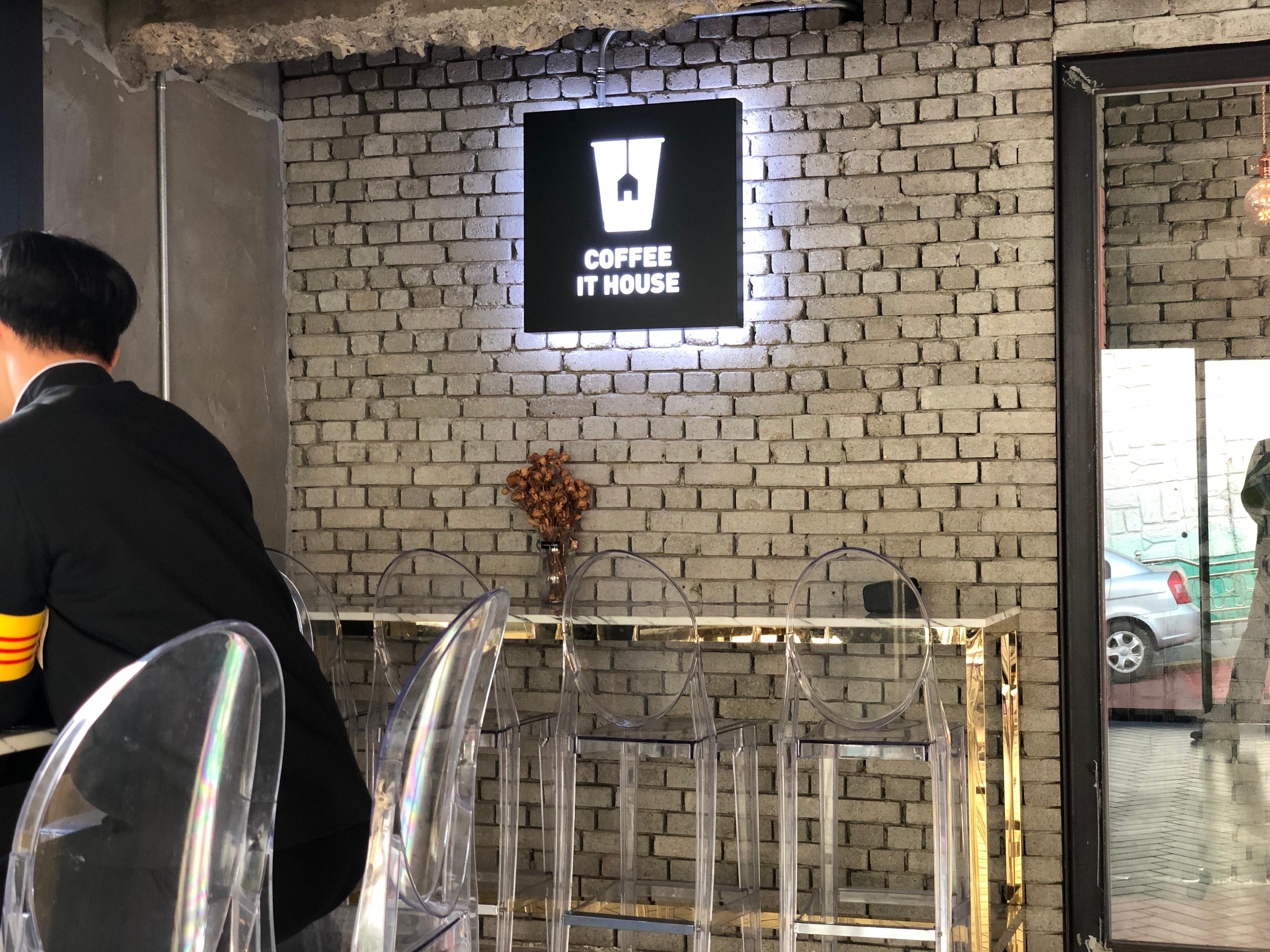 Gamcheondong Cafe | Watch the most beautiful sunset in Busan from 「Coffee It House」!