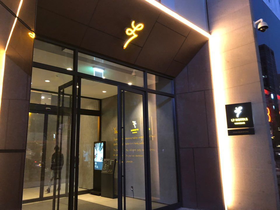 L7ホンデホテルのエントランス、夜にライトアップされ、訪問者を迎える雰囲気のディスプレイが見えます